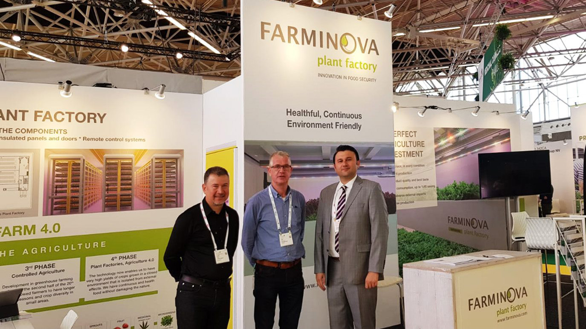 Presentamos las fábricas de plantas Farminova al mundo