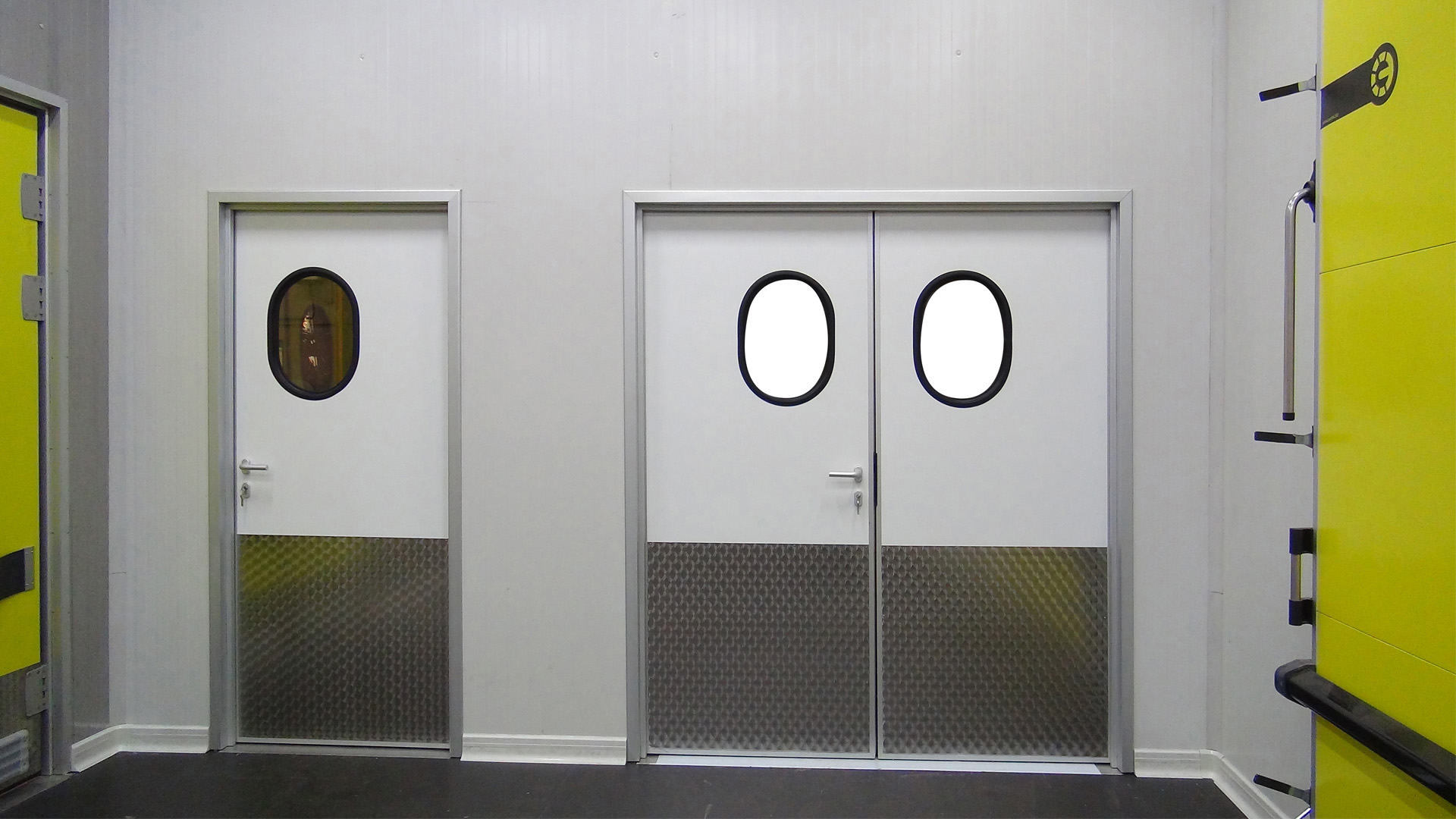 Protecciones industriales de PVC protegen la puerta de cuarto frío